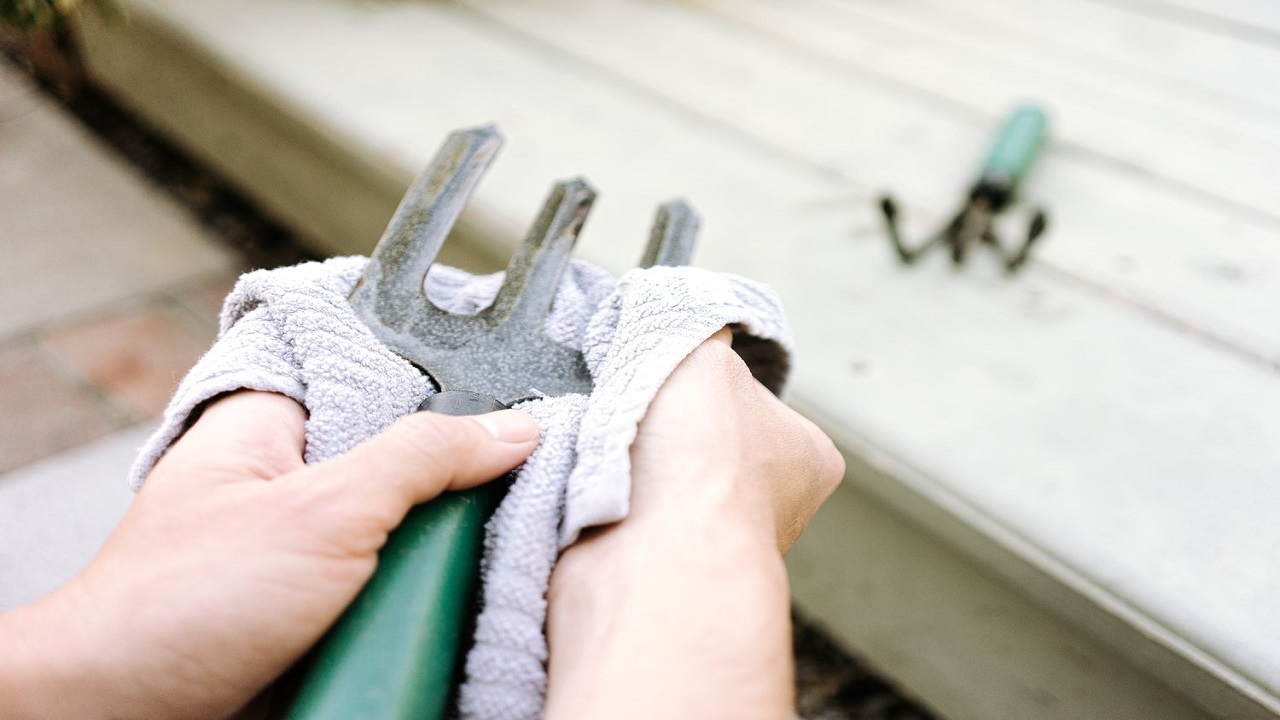 Guidelines on How to Maintain a Garden Rake